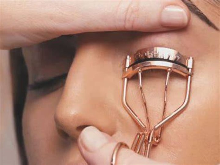 Do eyelash curlers work on short lashes?