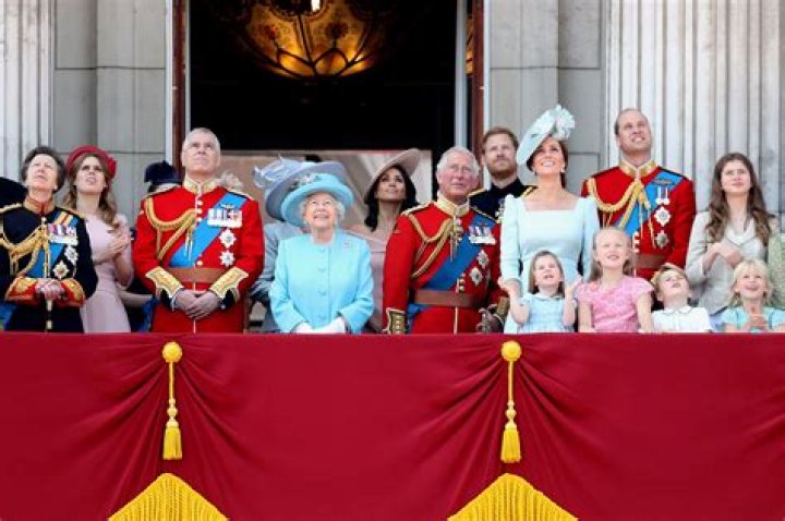 Does the royal family live at Buckingham Palace?