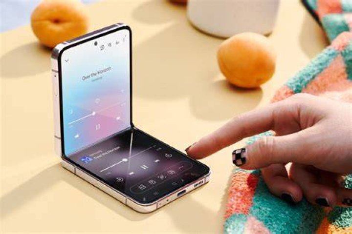 How do I turn on eye tracker on Samsung?