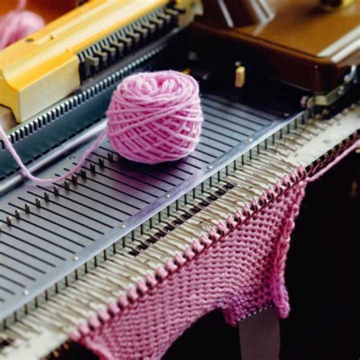 How do you use a knitting machine step by step?