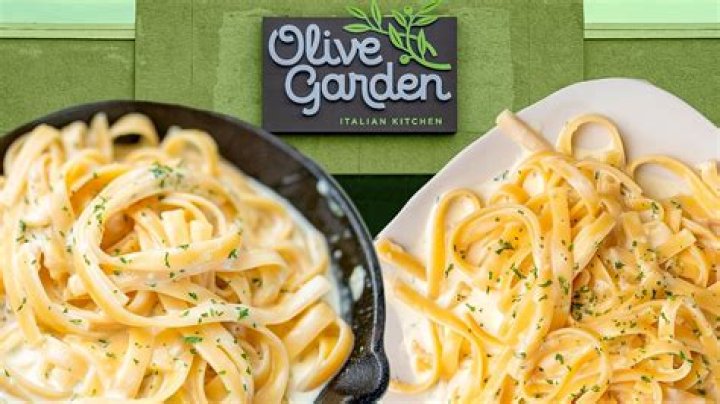 How many calories is a side of fettuccine Alfredo at Olive Garden?