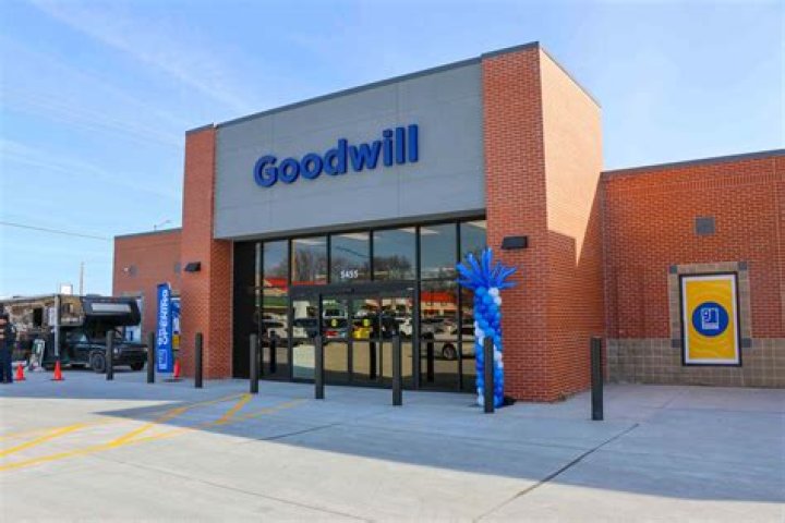How much does the CEO of Goodwill Industries get paid?