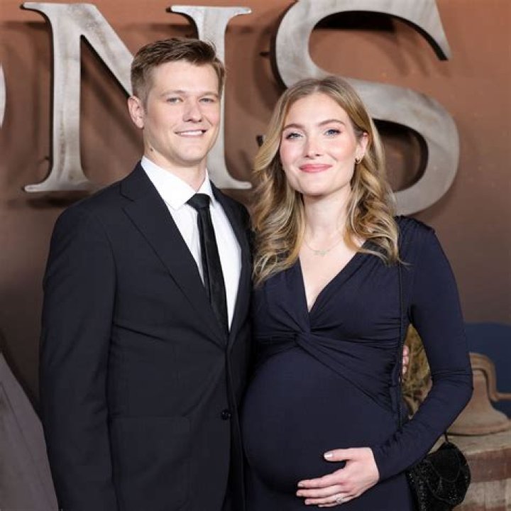 Was Carrie pregnant while filming King of Queens?