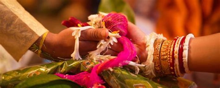 What does Bengali bride hold in hand?