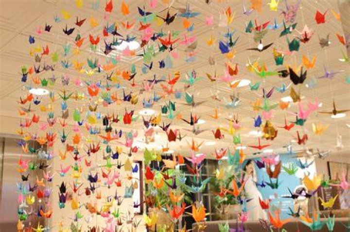 What is the meaning of 1000 origami cranes?