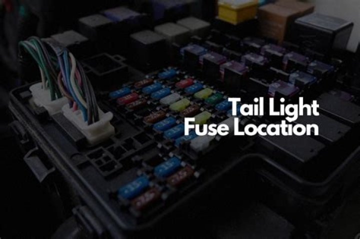 Where is the turn signal fuse 2004 Jeep Grand Cherokee?