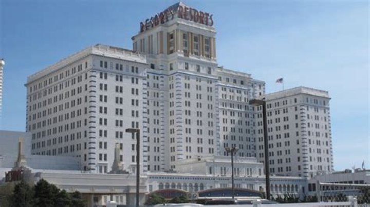 Which Atlantic City casino hotel opened in 1987 and closed in 2014?