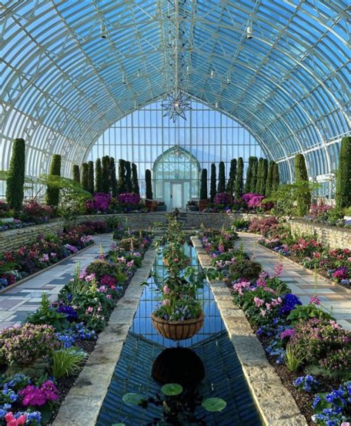 Who owns the botanical garden?